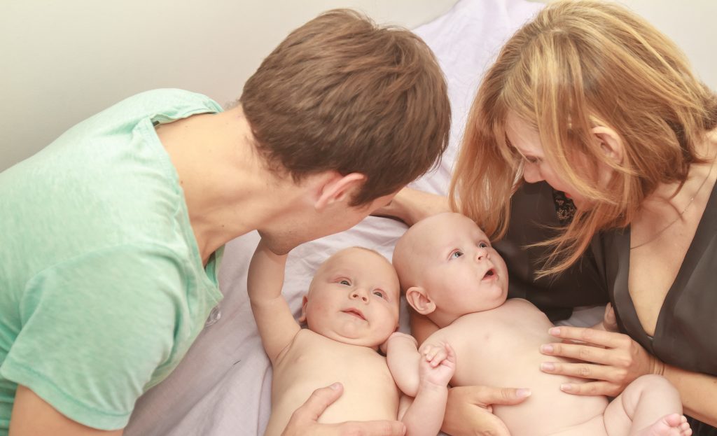 jong gelukkig gezin met tweeling baby - Christy Bowerman